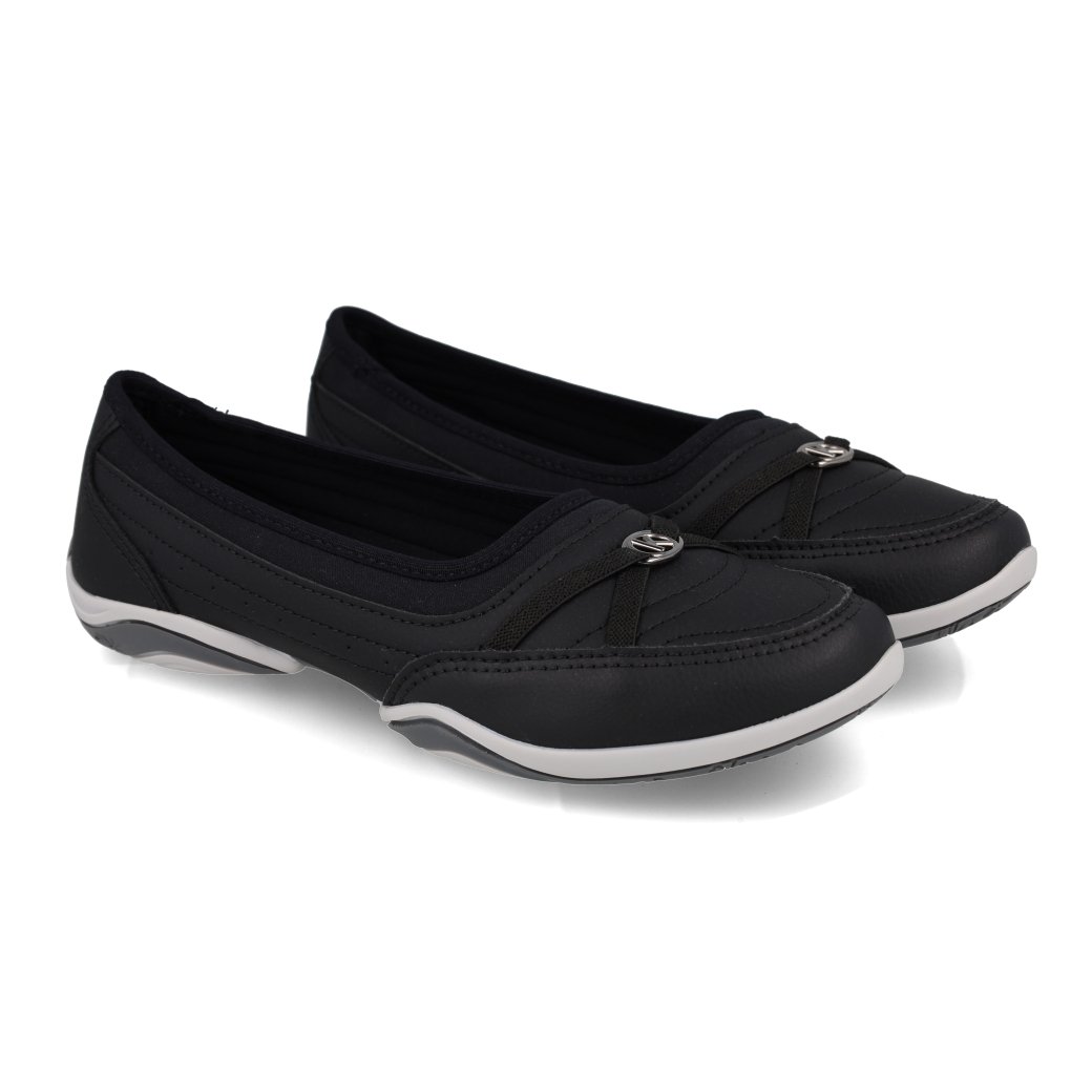 Par de tênis feminino Kolosh calce fácil preto com detalhes em metal e elástico, solado branco com cinza.