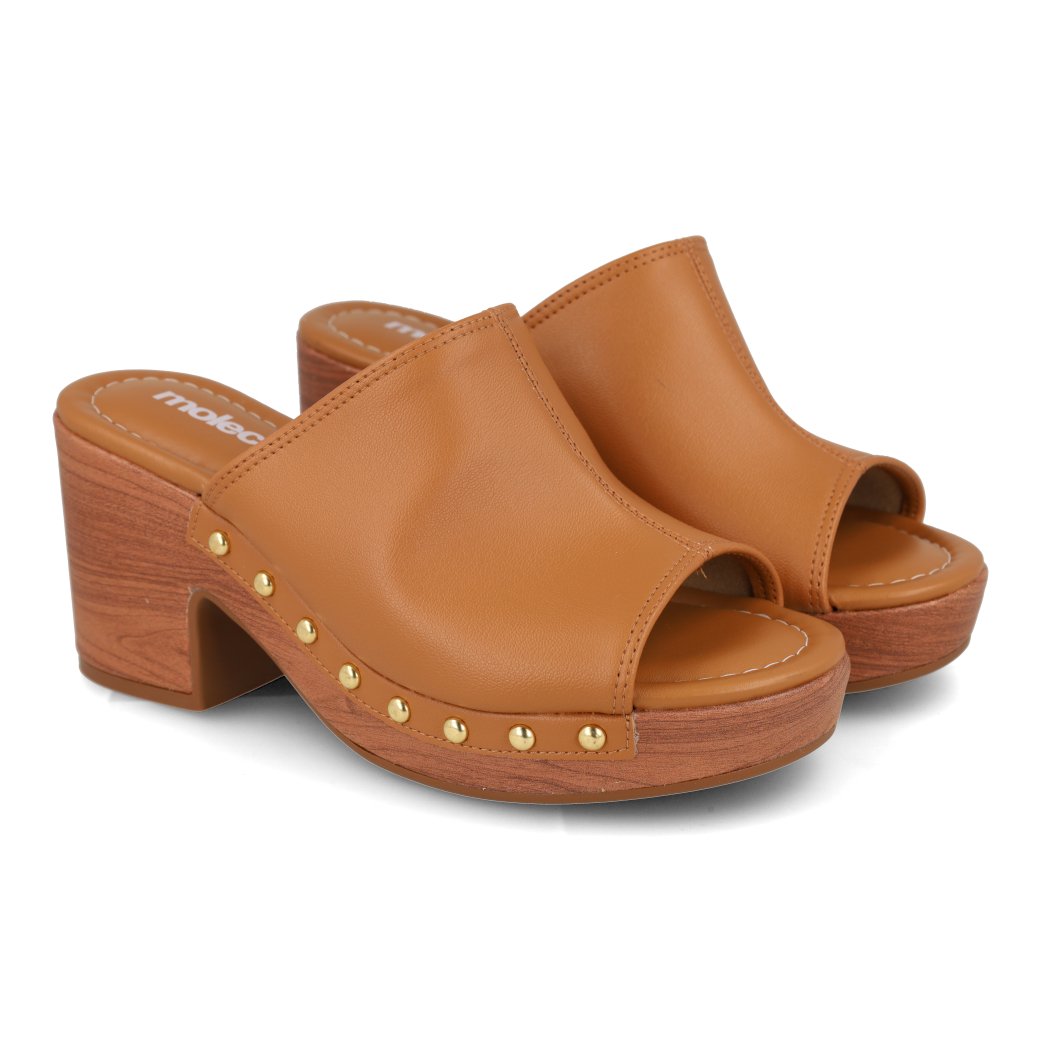 Tamanco Moleca salto bloco médio caramelo com salto bloco madeira e tachas douradas.